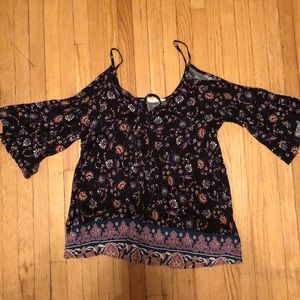 Off-shoulder floral shrit